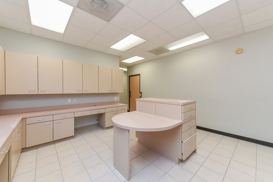 More Photos Of 5751 Blythewood St, Houston Unknown For Lease