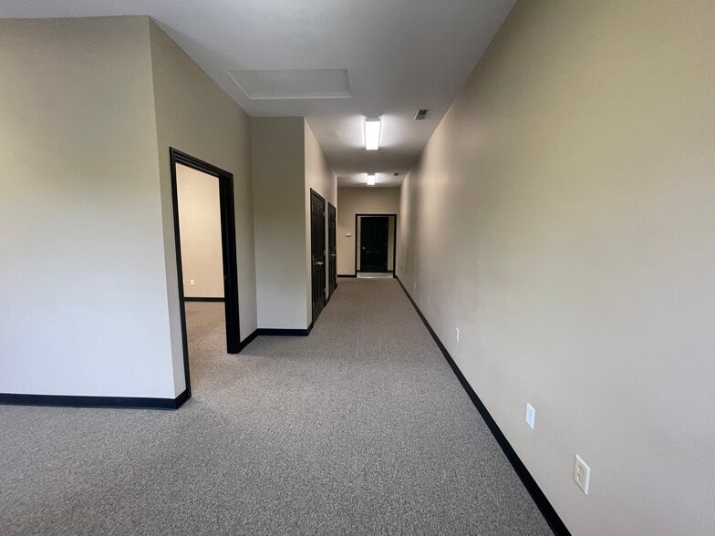 More Photos Of 2585 Eastwood Dr, Columbus Office For Lease