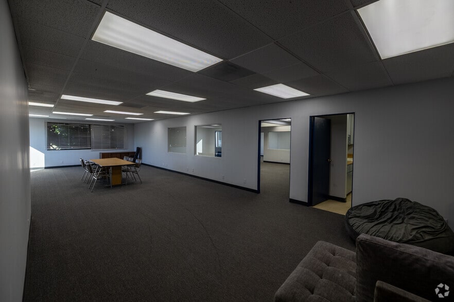 More Photos Of 314 N Wilmington Blvd & 915 W C St, Wilmington Showroom For Lease