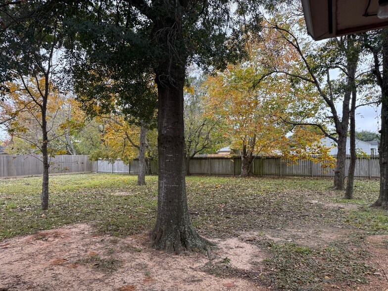 More Photos Of 1933 East Ave, Katy Office For Lease