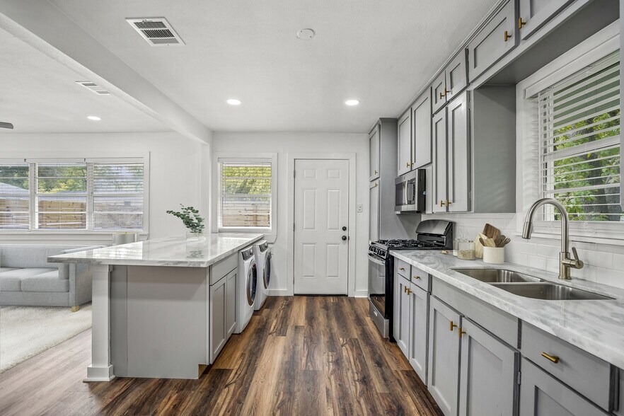 More Photos Of 907 E 27th St, Bryan Apartments For Sale