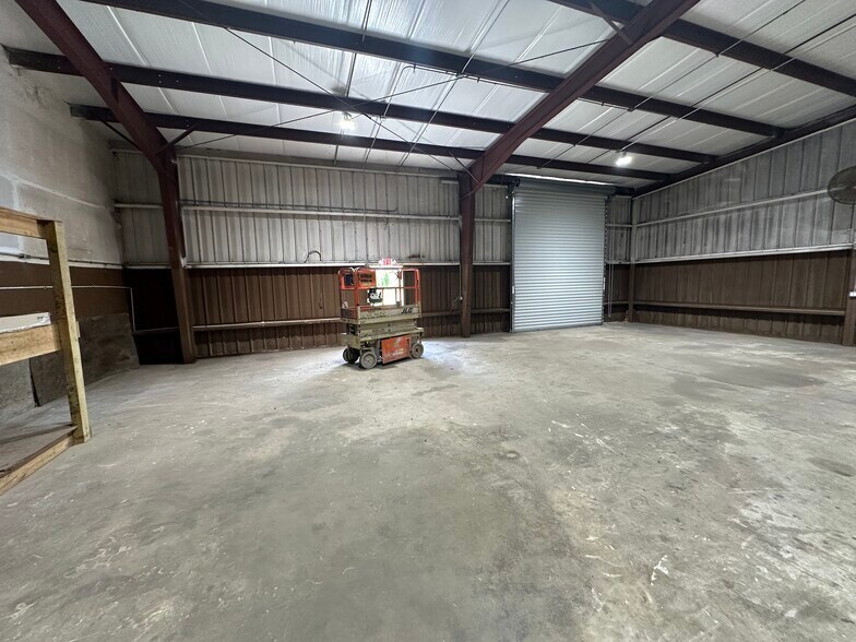 More Photos Of 16182-16190 Aviation Loop, Brooksville Distribution For Lease
