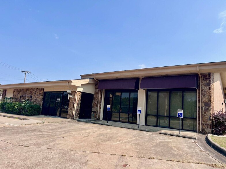 More Photos Of 1717 W 8th St, Coffeyville Office For Sale
