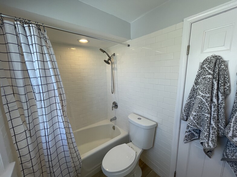 More Photos Of 215 N Waukegan Rd, Lake Bluff Convenience Store For Sale