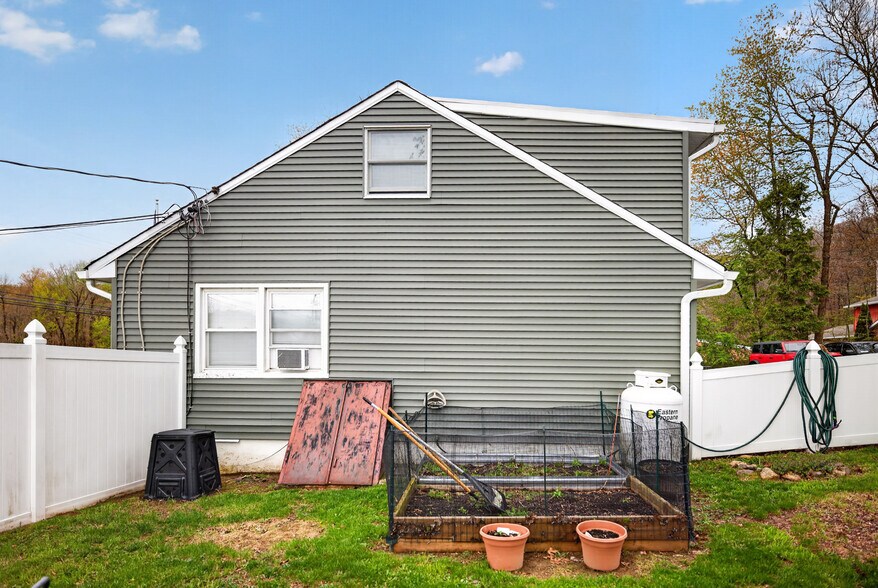 More Photos Of 187 Breakneck Rd, Highland Lakes Storefront Retail Residential For Sale