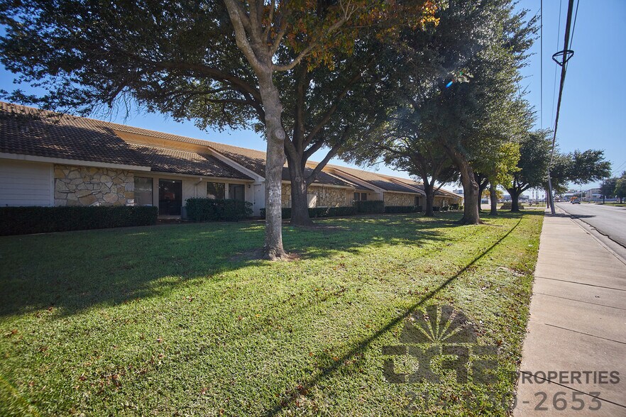 More Photos Of 1116-1126 W Pioneer Pky, Arlington Unknown For Lease