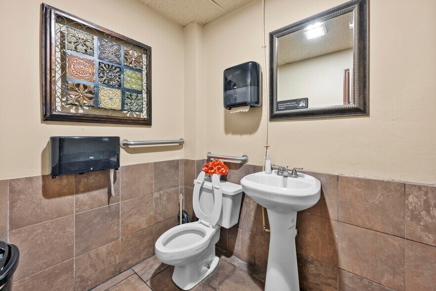 More Photos Of 7390 Shoal Line Blvd, Weeki Wachee Specialty For Sale