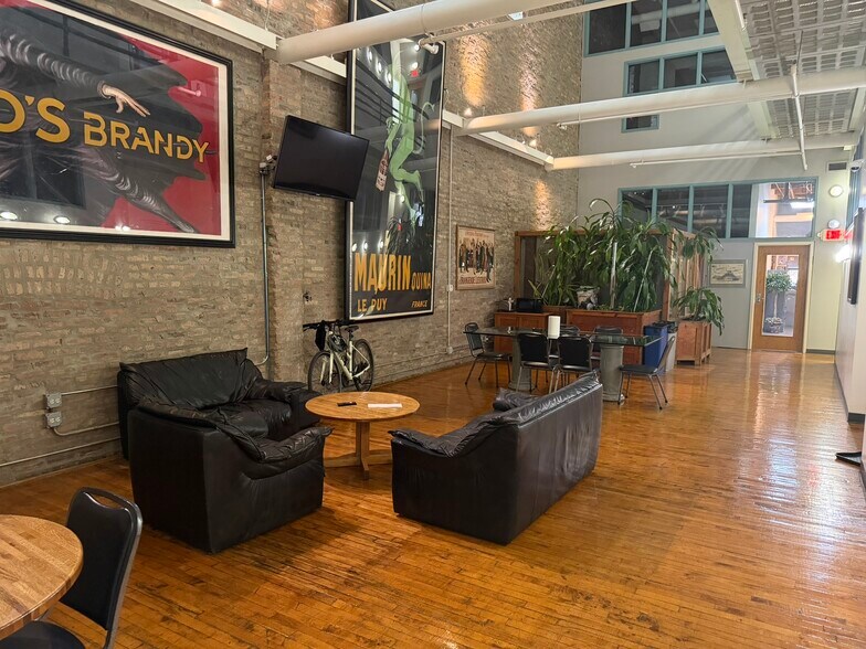 More Photos Of 118 N Clinton St, Chicago Loft Creative Space For Lease
