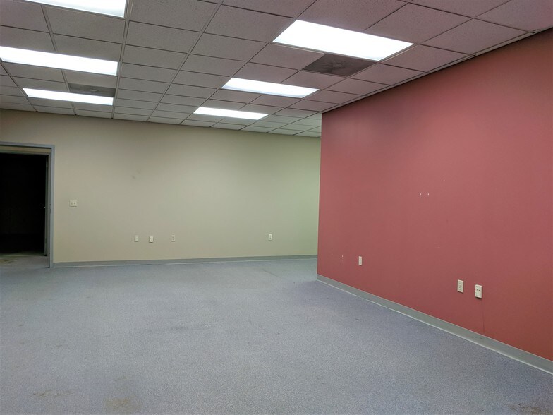 More Photos Of 901 W Main St, El Paso Office For Sale