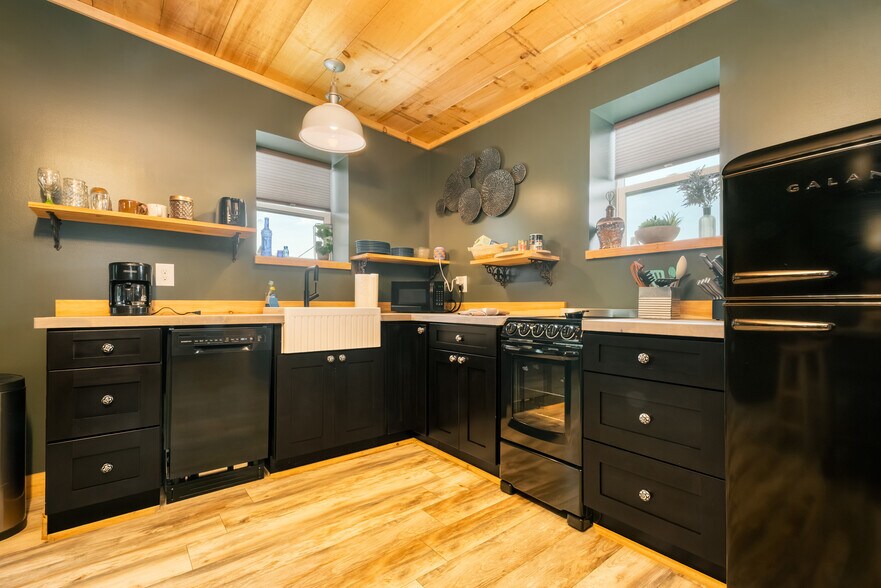 More Photos Of 541 Spruce St, Thomas Flex For Sale