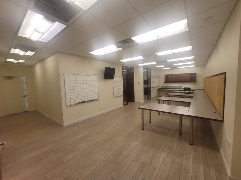 More Photos Of 3731 58th St, Woodside Warehouse For Lease