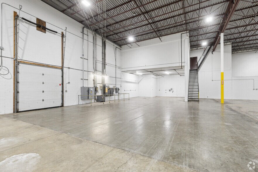 More Photos Of 10901 Hampshire Ave S, Bloomington Warehouse For Lease