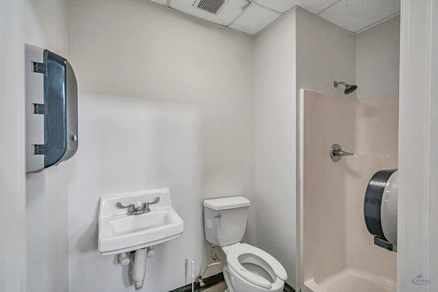 More Photos Of 1010 S Meadow Ave, Odessa Warehouse For Sale