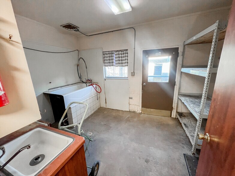 More Photos Of 3400 N Big Spring St, Midland Veterinarian Kennel For Sale