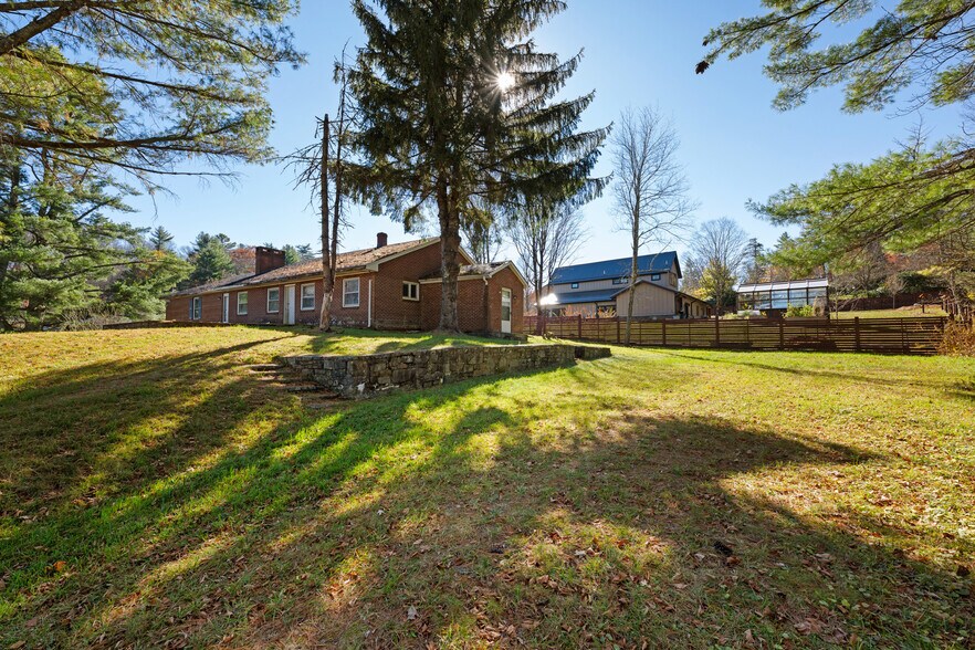 More Photos Of 986 Ransom St, Blowing Rock Hotel For Sale