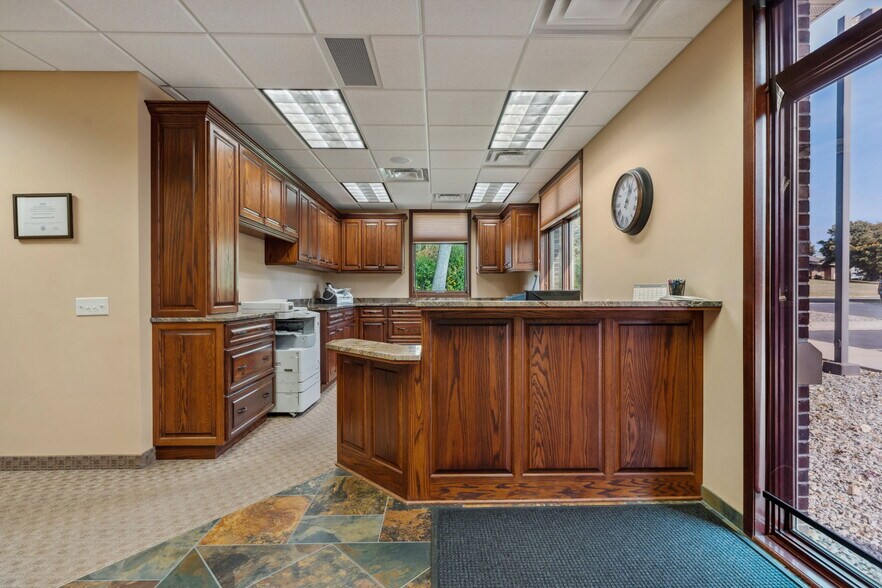 More Photos Of 225 Cedardale Dr SE, Owatonna Office For Sale