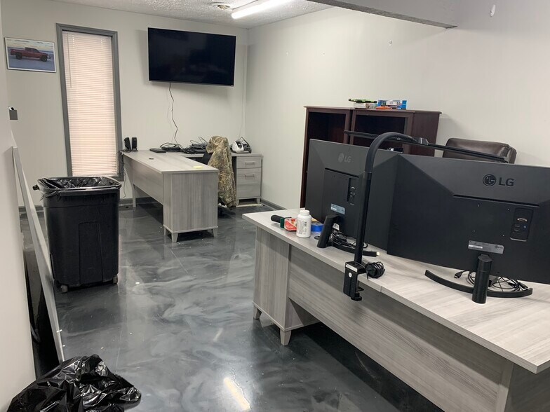 More Photos Of 215 James St, Gallatin Light Distribution For Lease