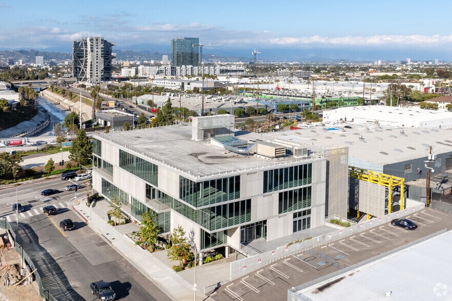 More Photos Of 5950 W Jefferson Blvd, Los Angeles Office For Lease