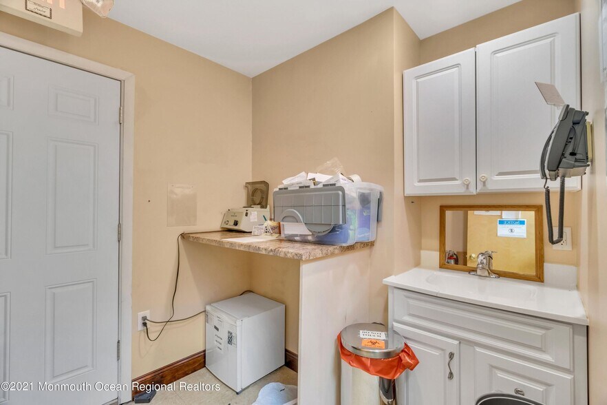 More Photos Of 2101 Lake Rd, Manchester Medical For Sale