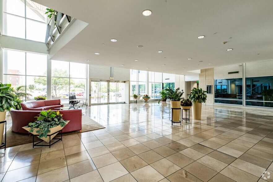 More Photos Of 810 Hester's Crossing, Round Rock Office For Lease