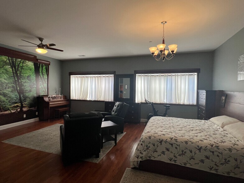 More Photos Of 418-420 E State St, Rockford Storefront For Sale