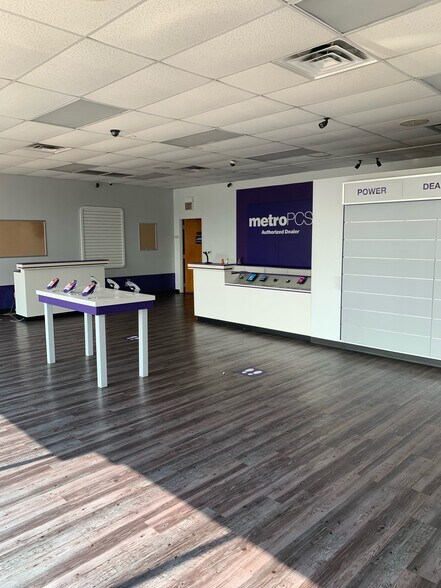 More Photos Of 954-958 E 162nd St, South Holland General Retail For Lease