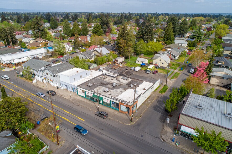 More Photos Of 7131-7145 NE Glisan St, Portland Showroom For Lease