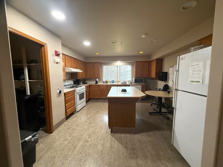 More Photos Of 1691 Washington Ct, Sunnyside Office For Sale