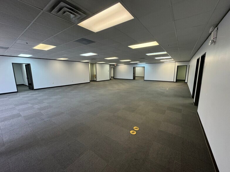 More Photos Of 11800 Industriplex Blvd, Baton Rouge Distribution For Sale