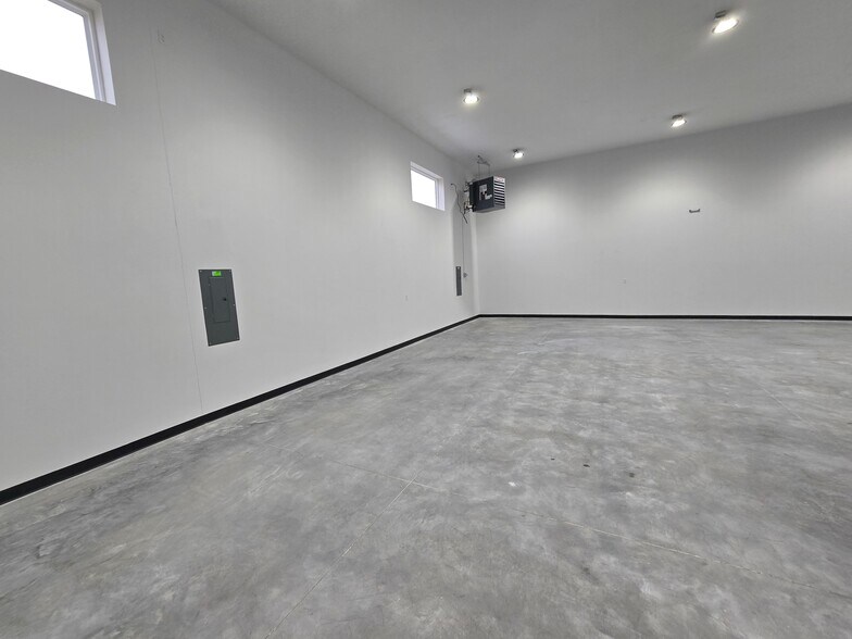 More Photos Of 3921 Traxler Ct, Bay City Warehouse For Lease