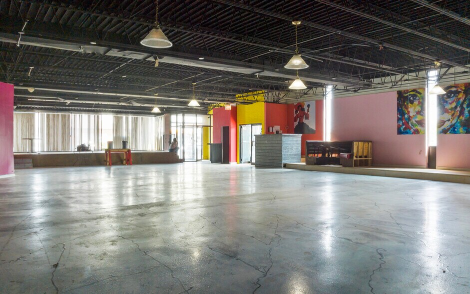 More Photos Of 2415 W Peterson Ave, Chicago Restaurant For Lease