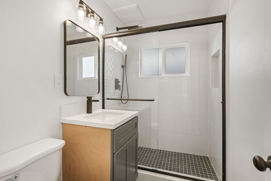 More Photos Of 925 W 84th St, Los Angeles Apartments For Sale