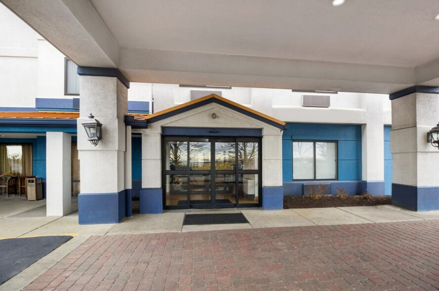 More Photos Of 16 Trinity Point Dr, Washington Hotel For Sale