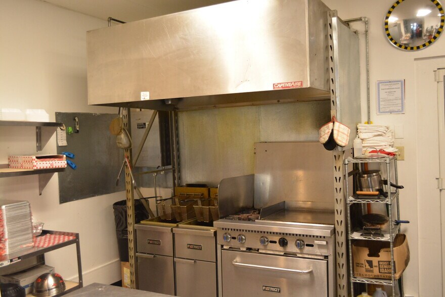 More Photos Of 21 Park Pl, West College Corner Specialty For Sale