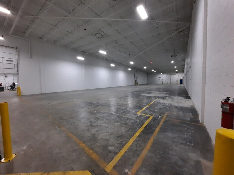 More Photos Of 7801 N Central Dr, Lewis Center Light Distribution For Lease