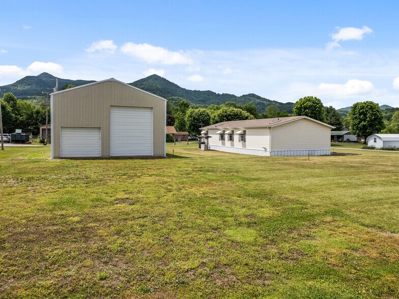More Photos Of 25 Lester Ln, Waynesville Flex For Sale
