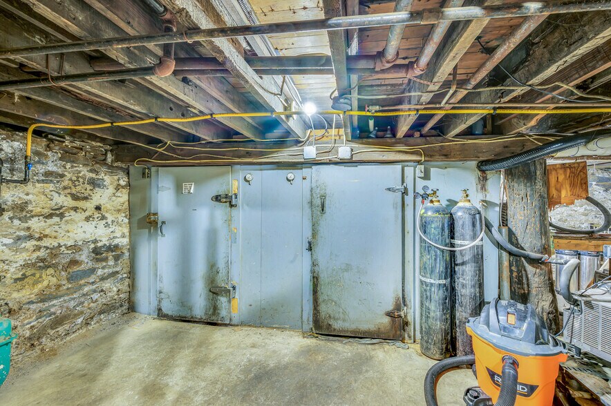 More Photos Of 524 Court St, Scranton General Retail For Sale