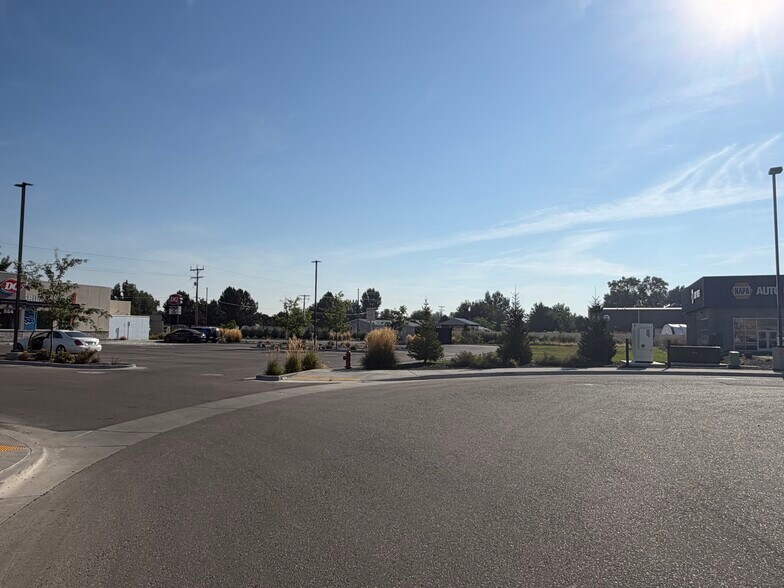 More Photos Of 884 Bozic St, Middleton General Retail For Lease