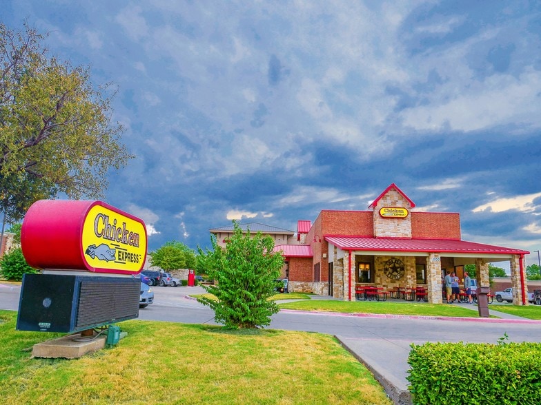 More Photos Of 1930 N Lake Forest Dr, McKinney Fast Food For Sale