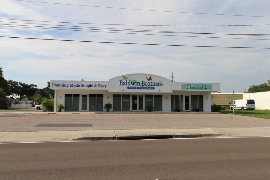 Primary Photo Of 4609 Bee Ridge Rd, Sarasota Medical For Sale