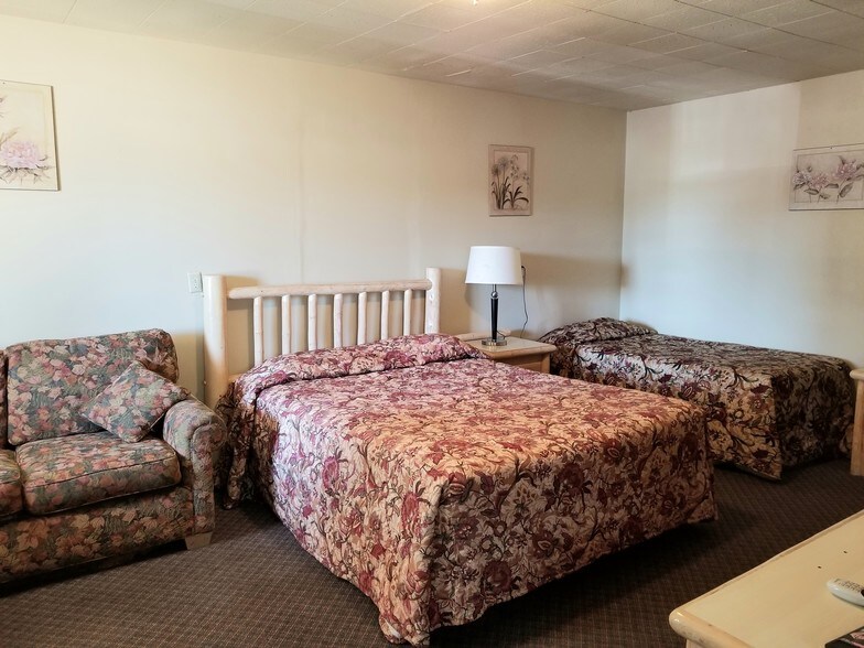 More Photos Of 109256 Highway 97 N, Chemult Hotel For Sale