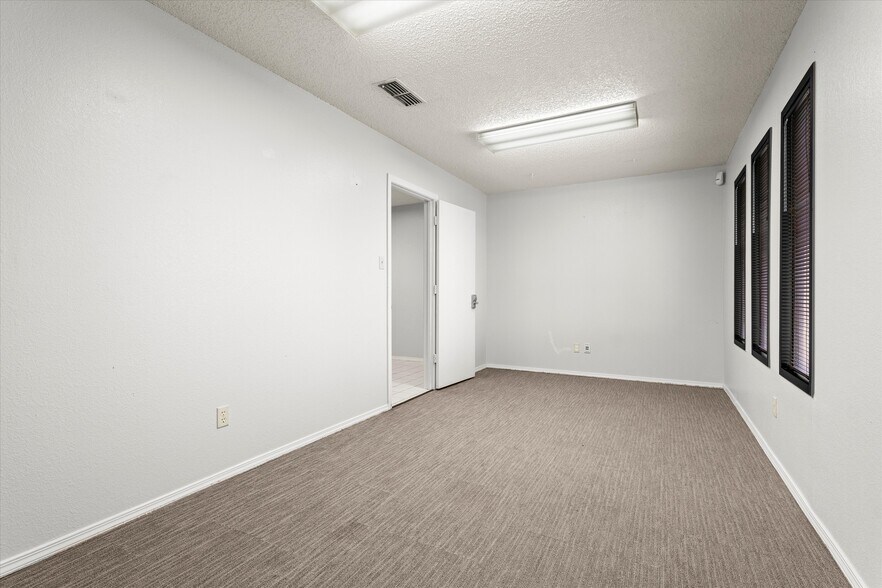 More Photos Of 8008 Slide Rd, Lubbock Office For Sale