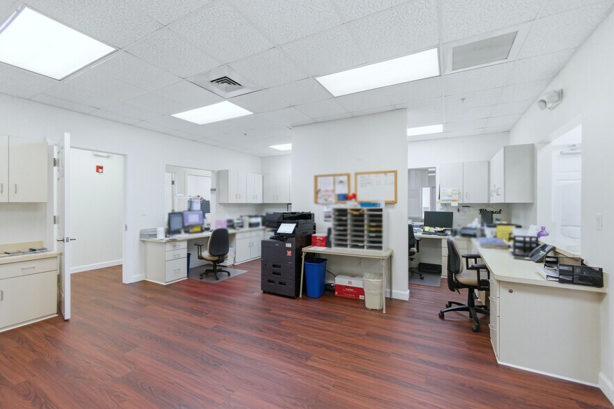More Photos Of 842 Sunset Lake Blvd, Venice Medical For Sale