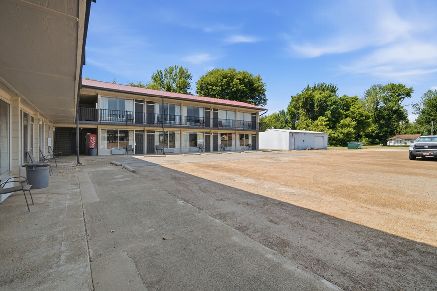 More Photos Of 100 W Wilson St, Valliant Hotel For Sale