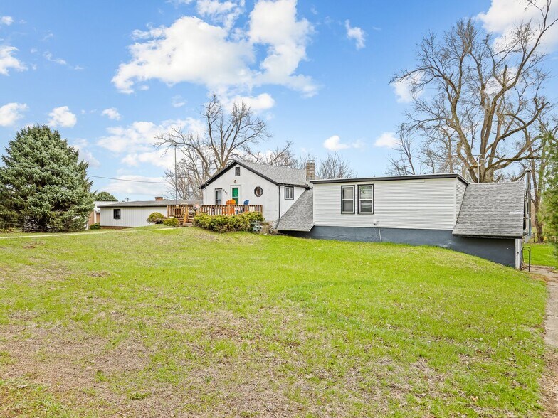 More Photos Of 2280 S Rock City Rd, Ridott Multifamily For Sale