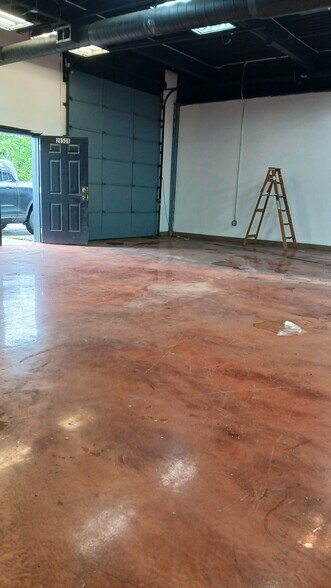 More Photos Of 2850 E 40 Hwy, Blue Springs Warehouse For Lease