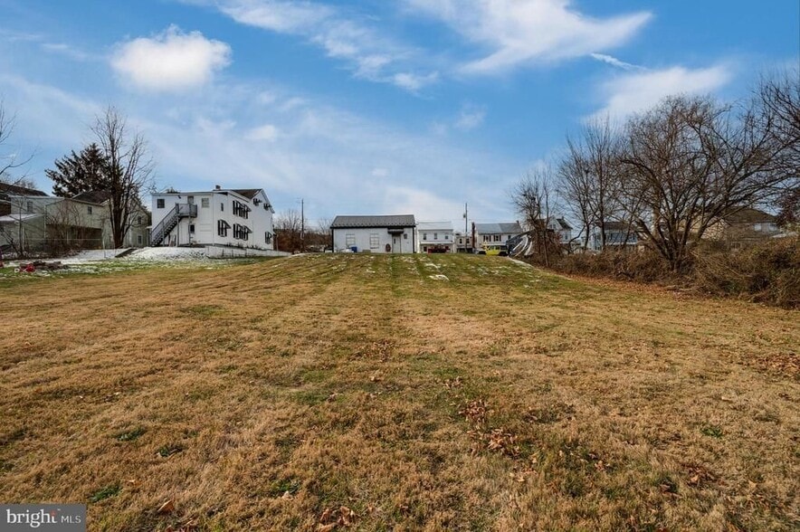 More Photos Of 519 Main St, Blandon Flex For Sale