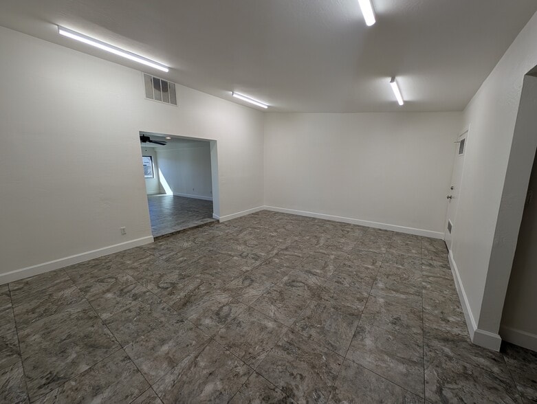 More Photos Of 9108 N Cave Creek Rd, Phoenix Office For Sale