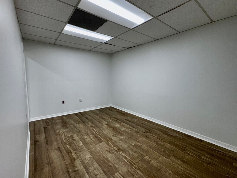More Photos Of 1410 Commerce Blvd, Sarasota Flex For Lease