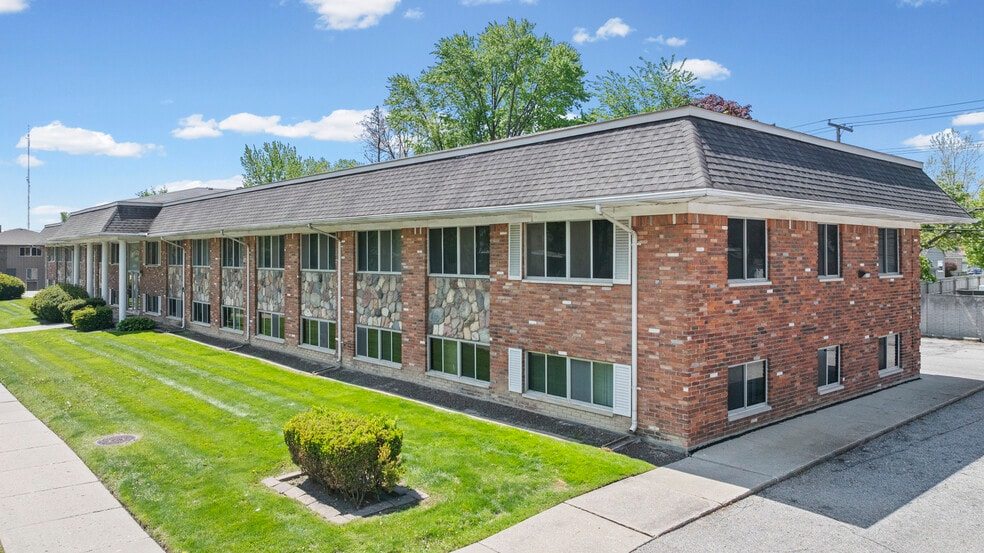 Primary Photo Of 28475 Greenfield Rd, Southfield Office For Sale